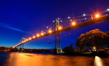 Puente de mil islas en la noche
