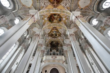 Münih, Almanya - 4 Temmuz 2021: Münih, Almanya 'da Heilig Geist Kirche veya Kutsal Ruh Kilisesi.