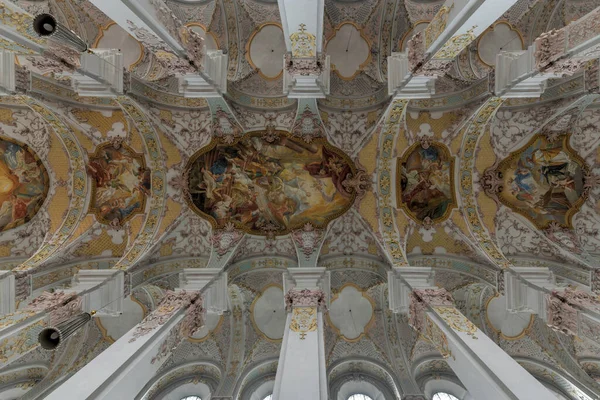 德国慕尼黑 2021年7月4日 德国慕尼黑Heilig Geist Kirche或圣灵教堂的内部事务 免版税图库照片