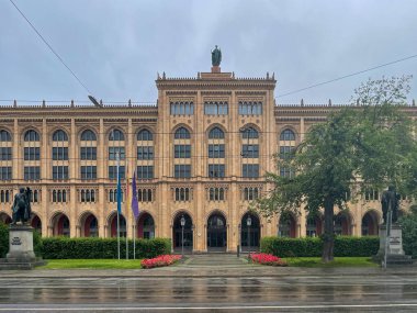 Almanya 'nın Münih kentindeki Yukarı Bavyera Hükümeti' nin (Regierung von Oberbayern) manzarası