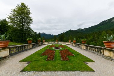 Ettal, Almanya - 5 Temmuz 2021: Bavyera, Almanya 'daki Linderhof Sarayı, eski kral II. Ludwig kalelerinden biri..