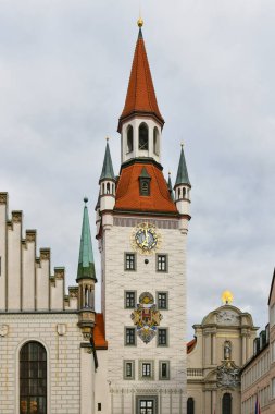 Münih, Almanya - 5 Temmuz 2021: Bulutlu bir günde Almanya, Bavyera, Bavyera Kulesi ile Eski Belediye Sarayı.