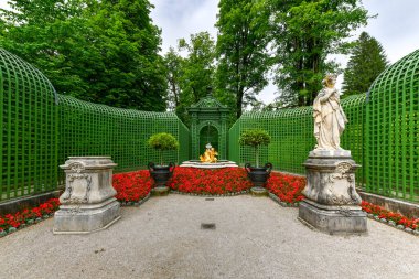 Ettal, Almanya - 5 Temmuz 2021: Bavyera, Almanya 'daki Linderhof Sarayı, eski kral II. Ludwig kalelerinden biri..