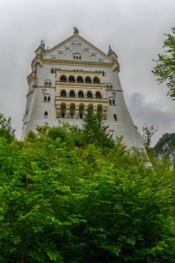 Dünyaca ünlü Neuschwanstein Şatosu, Kral II. Ludwig için Almanya 'nın güneybatısında, Fussen yakınlarında engebeli bir uçurum üzerine inşa edilen 19. yüzyıl Romanesk Diriliş Sarayı.