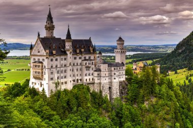 Dünyaca ünlü Neuschwanstein Şatosu, Kral II. Ludwig için Almanya 'nın güneybatısında, Fussen yakınlarında engebeli bir uçurum üzerine inşa edilen 19. yüzyıl Romanesk Diriliş Sarayı.