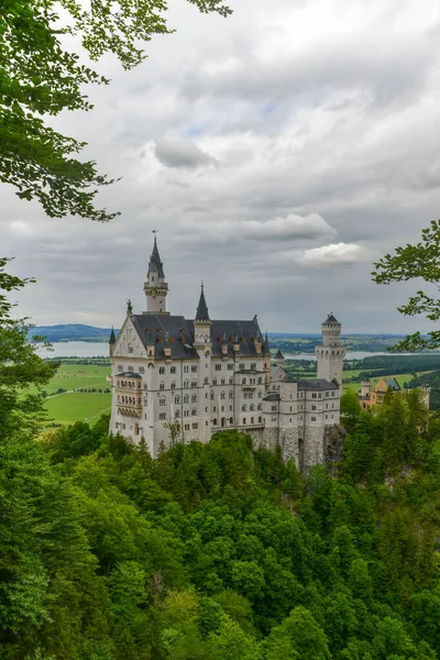 세계적으로 Neuschwanstein 로마네스크 궁전으로 바이에른주 남부의 근처의 울퉁불퉁 절벽에 루트비히 — 스톡 사진