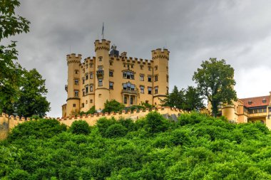Schwangau, Almanya - 5 Temmuz 2021: Hohenschwangau Kalesi, Bavyera, Almanya.