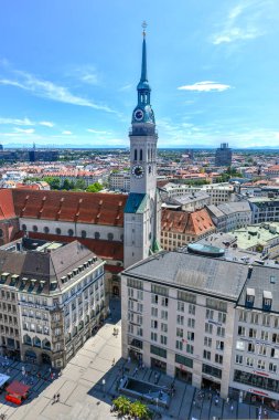 Münih, Almanya - 6 Temmuz 2021: Münih, Almanya 'da Marienplatz belediye binası ve Frauenkirche' nin hava manzarası