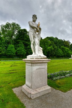 Bulutlu bir günde Almanya 'nın Münih kentindeki Nymphenburg Sarayı' nda heykel.