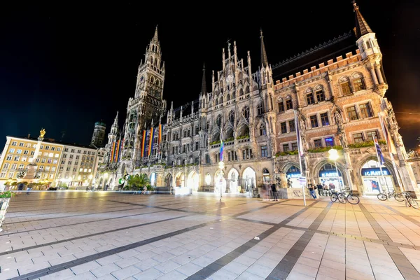 ドイツ ミュンヘン2021年7月9日ドイツ ミュンヘンのマリエンプラッツ市庁舎とミュンヘン市庁舎の夜景 — ストック写真