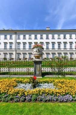 Salzburg, Avusturya sonbaharda güneşli bir günde arka planda tarihi Hohensalzburg Kalesi ile ünlü Mirabell Bahçeleri Klasik görünümü
