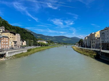 Salzburg, Avusturya 'daki Salzach Nehri boyunca güzel bir yaz günü.