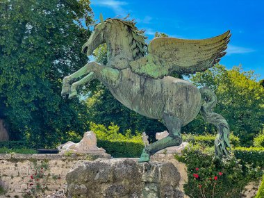 Pegasus Çeşmesi (1913) veya Avusturya, Salzburg 'daki Mirabell saray bahçesinde Pegasusbrunnen.