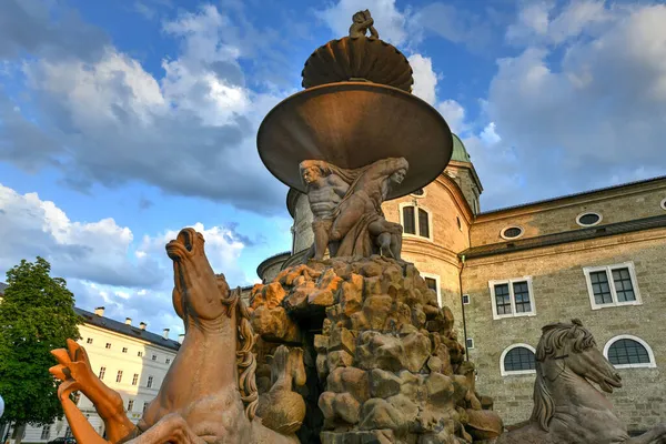 奥地利萨尔茨堡的 Residenzplatz 广场上的 Residenzbrunnen Residenzplatz 是萨尔茨堡最受欢迎的地方之一 — 图库照片