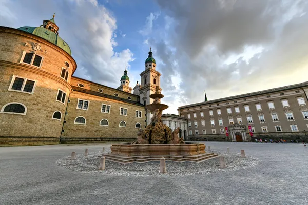 奥地利萨尔茨堡的 Residenzplatz 广场上的 Residenzbrunnen Residenzplatz 是萨尔茨堡最受欢迎的地方之一 — 图库照片