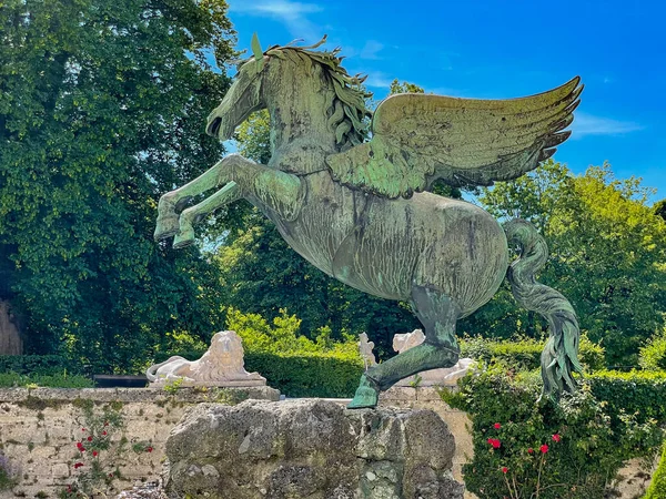 Pegasus Çeşmesi (1913) veya Avusturya, Salzburg 'daki Mirabell saray bahçesinde Pegasusbrunnen.