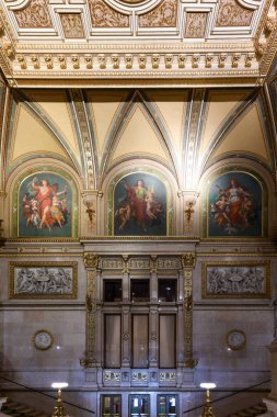 13 Temmuz 2021 - Viyana, Avusturya: Viyana Devlet Opera Evi. Wiener Staatsoper yılda yaklaşık 300 gösteride 50-70 opera ve bale sahnelemektedir..