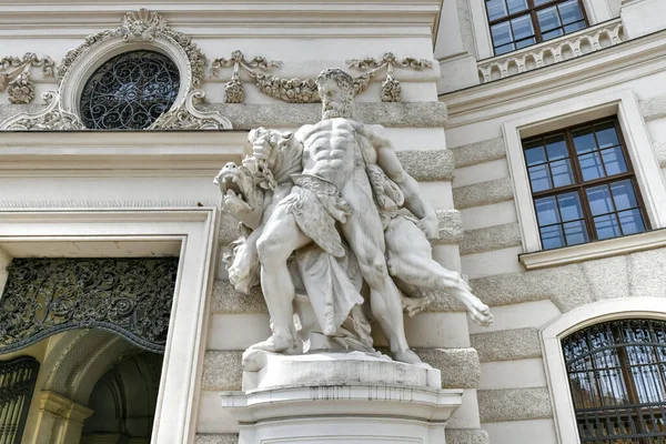 瓦格纳 Anton Paul Wagner 1834 1895 在霍夫堡创作的 赫拉克勒斯与塞伯鲁斯 奥地利维也纳米哈雷斯广场 圣迈克尔广场 — 图库照片