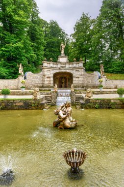 Viyana, Avusturya - 11 Temmuz 2021: Avusturya 'nın Salzburg kentinin güneyinde yer alan Morzg yakınlarında, saray büyüklüğünde erken bir Barok villası olan Hellbrunn Sarayı.