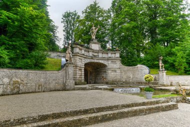 Viyana, Avusturya - 11 Temmuz 2021: Avusturya 'nın Salzburg kentinin güneyinde yer alan Morzg yakınlarında, saray büyüklüğünde erken bir Barok villası olan Hellbrunn Sarayı.