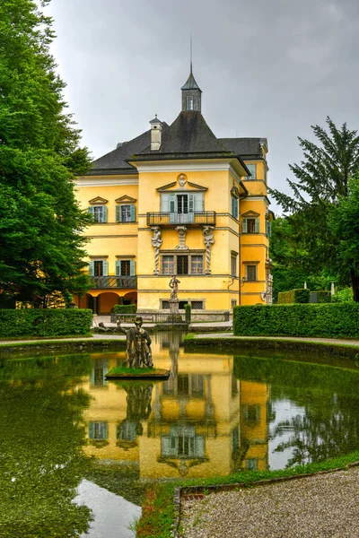 Hellbrunn Sarayı, Morzg, Salzburg, Avusturya şehrin Güney bölgesi yakınındaki Saray büyüklükte bir erken Barok villa.