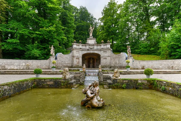 Viyana, Avusturya - 11 Temmuz 2021: Avusturya 'nın Salzburg kentinin güneyinde yer alan Morzg yakınlarında, saray büyüklüğünde erken bir Barok villası olan Hellbrunn Sarayı.