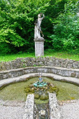 Viyana, Avusturya - 11 Temmuz 2021: Avusturya 'nın Salzburg kentinin güneyinde yer alan Morzg yakınlarında, saray büyüklüğünde erken bir Barok villası olan Hellbrunn Sarayı.