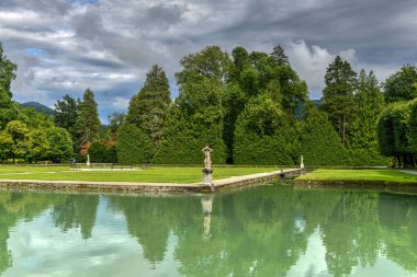 Viyana, Avusturya - 11 Temmuz 2021: Avusturya 'nın Salzburg kentinin güneyinde yer alan Morzg yakınlarında, saray büyüklüğünde erken bir Barok villası olan Hellbrunn Sarayı.