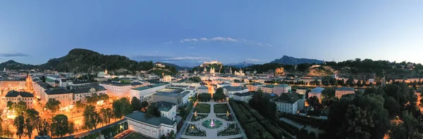 Klasický Pohled Slavné Zahrady Mirabell Historickou Pevností Hohensalzburg Pozadí Večer — Stock fotografie