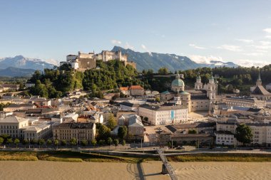 Yazın Festung Hohensalzburg, Salzburg, Salzburger Land, Avusturya ile Salzburg 'un güzel gökyüzü manzarası.