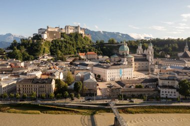 Yazın Festung Hohensalzburg, Salzburg, Salzburger Land, Avusturya ile Salzburg 'un güzel gökyüzü manzarası.