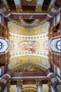 Avusturya, Viyana - 14 Temmuz 2021: Prunksaal, Avusturya Ulusal Kütüphanesi 'ndeki eski imparatorluk kütüphanesinin merkezi. Viyana Avusturya.