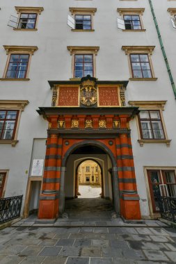 Viyana, Avusturya - 14 Temmuz 2021: Hofburg, Viyana 'nın merkezindeki eski İmparatorluk Kış Sarayı. İsviçre Kapısı (Schweizertor), orijinal ana kapı.