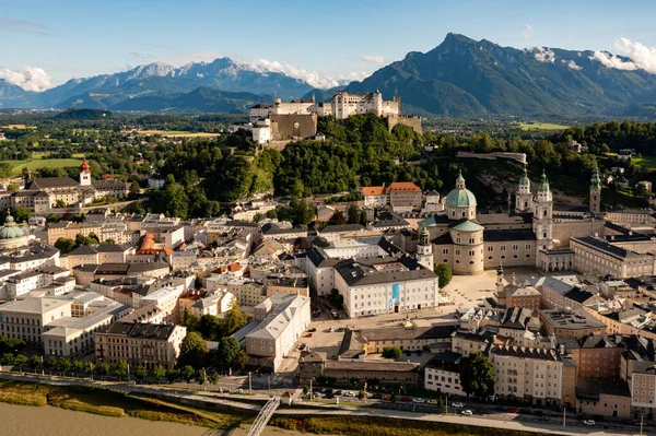 夏天萨尔茨堡与Festung Hohensalzburg的天际线美景 奥地利萨尔茨堡州萨尔茨堡 — 图库照片