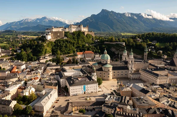 夏天萨尔茨堡与Festung Hohensalzburg的天际线美景 奥地利萨尔茨堡州萨尔茨堡 — 图库照片