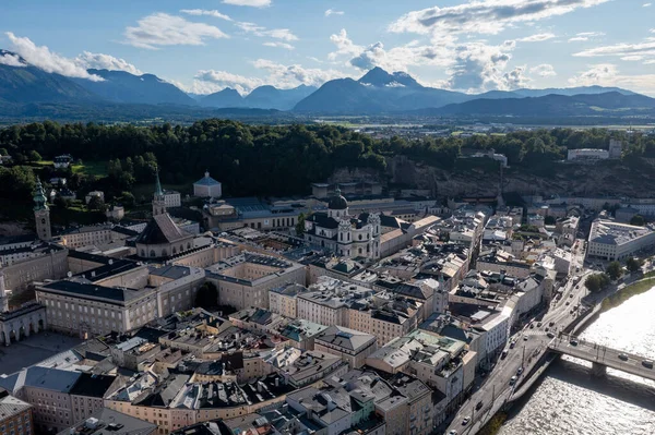 夏天萨尔茨堡与Festung Hohensalzburg的天际线美景 奥地利萨尔茨堡州萨尔茨堡 — 图库照片