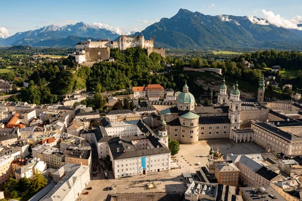 夏天萨尔茨堡与Festung Hohensalzburg的天际线美景 奥地利萨尔茨堡州萨尔茨堡 — 图库照片