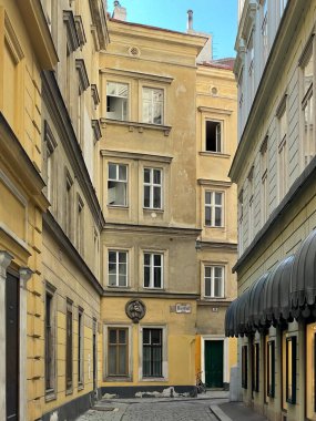Viyana, Avusturya - 16 Haziran 2021: Kleeblattgasse caddesi boyunca Avrupa 'nın iç kenti Viyana, Avusturya.