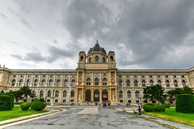 Viyana, Avusturya - 17 Haziran 2021: Avusturya 'nın Viyana kentinde park ve heykel ile ünlü Naturhistorisches Museum' un (Doğal Tarih Müzesi) güzel manzarası.