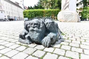 Viyana, Avusturya - 18 Temmuz 2021: Viyana, Avusturya 'da Albertinaplatz' da savaş ve faşizme karşı anma.