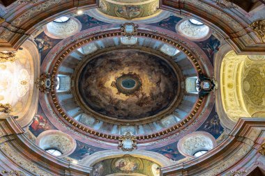 Viyana, Avusturya - 18 Temmuz 2021: Avusturya 'nın Viyana kentinde bir Barok Katolik kilisesi olan St. Peter Kilisesi' nin (Peterskirche) güzel kubbesi. Fresk 