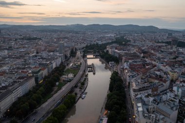 Viyana, Avusturya - 18 Temmuz 2021: Avusturya 'nın Viyana kentindeki Tuna Kanalı üzerindeki İsveç Köprüsü' nün havadan görünüşü.