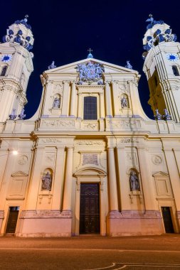 Münih, Almanya - 19 Temmuz 2021: Geceleri St. Cajetan Tiyatro Kilisesi 'nin (Theatinerkirche of St. Cajetan Kilisesi) önü. Katolik Kilisesi, 1675 'te açıldı. Barok mimarisi. Münih 'in en ünlü kiliselerinden biri..