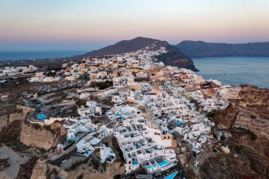 Yunanistan 'ın Santorini Adası' nda güneş batarken Oia Köyü 'nün hava manzarası