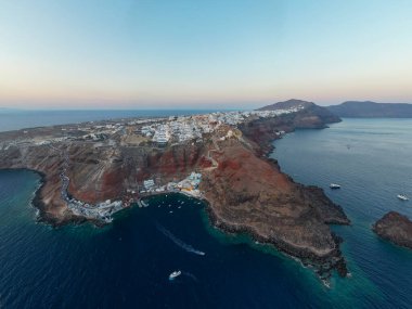 Yunanistan 'ın Santorini Adası' nda güneş batarken Oia Köyü 'nün hava manzarası