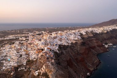 Yunanistan 'ın Santorini Adası' nda güneş batarken Oia Köyü 'nün hava manzarası