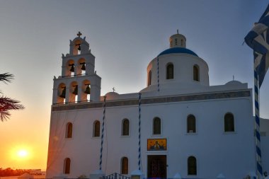Santorini, Yunanistan - 22 Haziran 2021: Panagia Platsani Kilisesi (Akathistos İlahi) (yazıt). Yunan Ortodoks Kilisesi.