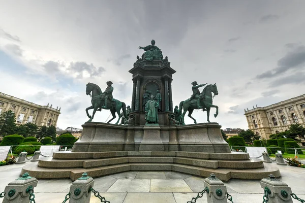 オーストリア ウィーンのマリア テレジア広場にある皇后マリア テレジア記念碑 — ストック写真