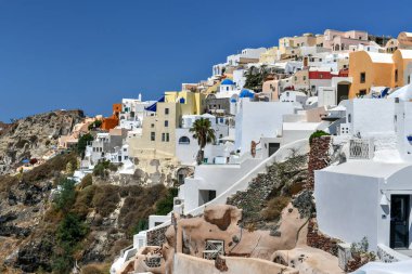 Yunanistan 'ın Santorini adasındaki Oia köyünün büyüleyici manzarası. Ege Denizi 'ndeki Caldera üzerinde geleneksel mavi kubbe kilisesi. Geleneksel mavi ve beyaz Cyclades mimarisi.
