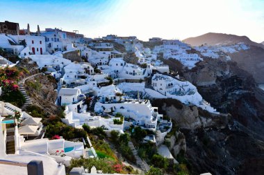 Yunanistan 'ın Santorini adasındaki Oia köyünün büyüleyici manzarası. Ege Denizi 'ndeki Caldera üzerinde geleneksel mavi kubbe kilisesi. Geleneksel mavi ve beyaz Cyclades mimarisi.